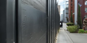 物业小区大门设卡违法吗？