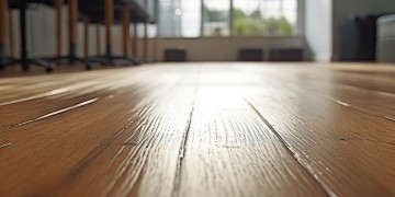 物业会管换地板吗？